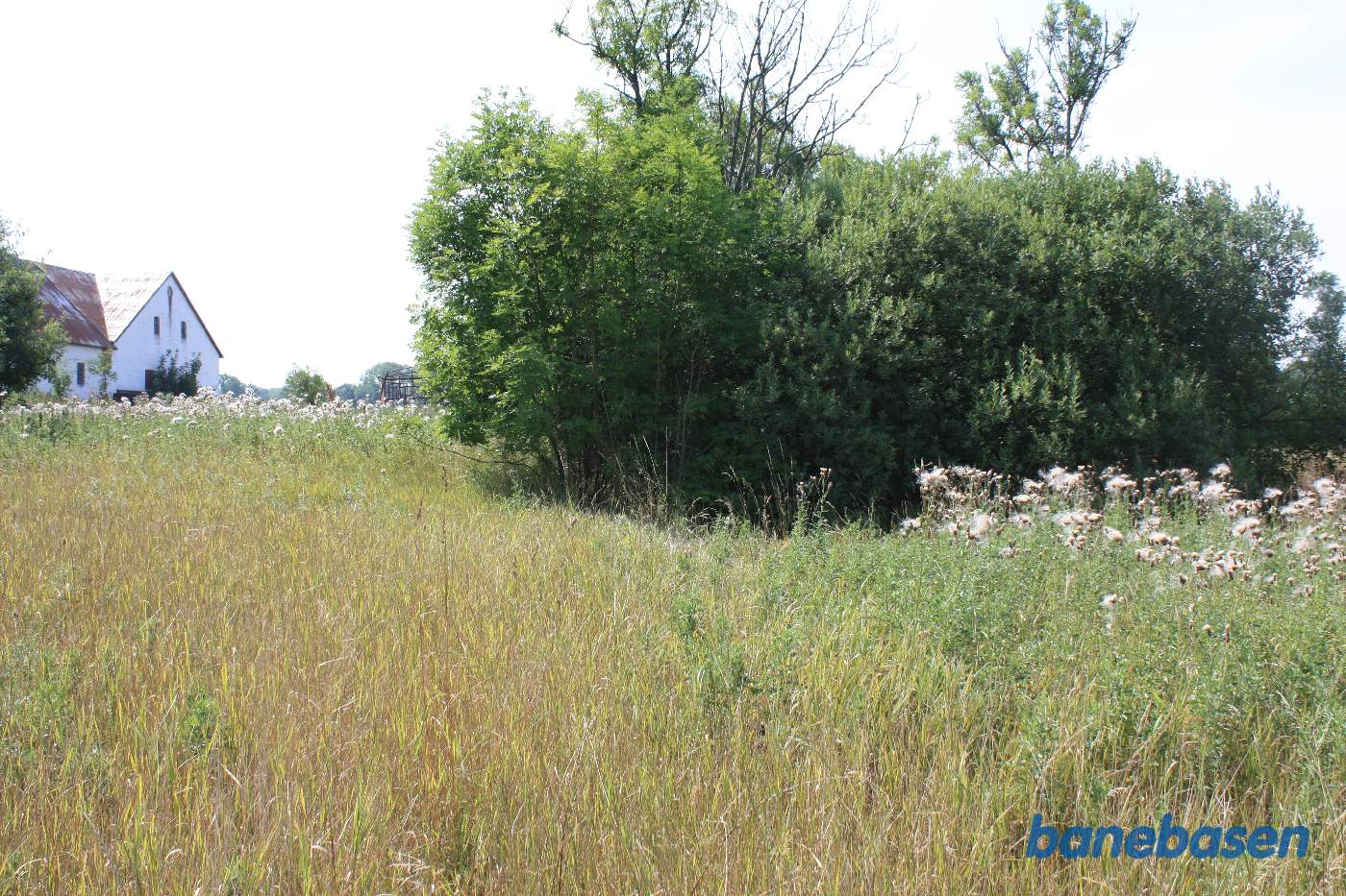 Banen gik også bagom den næste gård der ses inde til venstre og vi kigger i retning mod Sandvig Banen gik også bagom den næste gård der ses inde til venstre og vi kigger i retning mod Sandvig