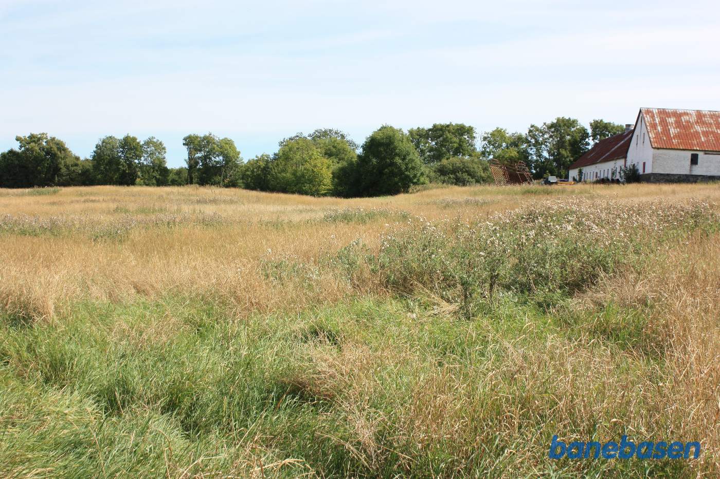 Banen gik over marken og ind mellem træerne lige i midten af billedet, fordybningen angiver hvor. Vi ser mod Rønne Banen gik over marken og ind mellem træerne lige i midten af billedet, fordybningen angiver hvor. Vi ser mod Rønne