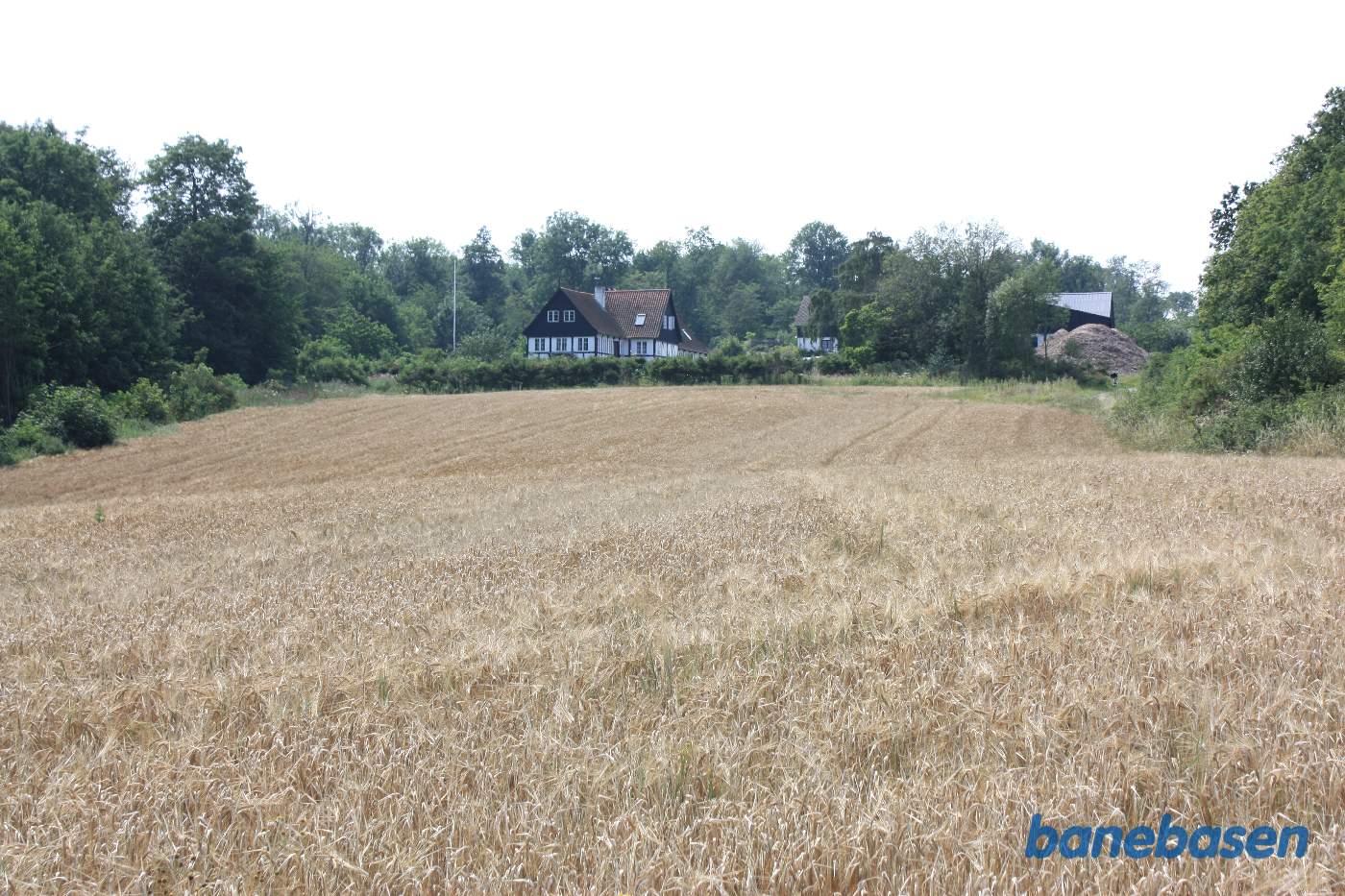 Vi er ved Bådstadgård. Vi står på banens tracé og kigger op mod gården. Rønne til venstre og Sandvig til højre Vi er ved Bådstadgård. Vi står på banens tracé og kigger op mod gården. Rønne til venstre og Sandvig til højre