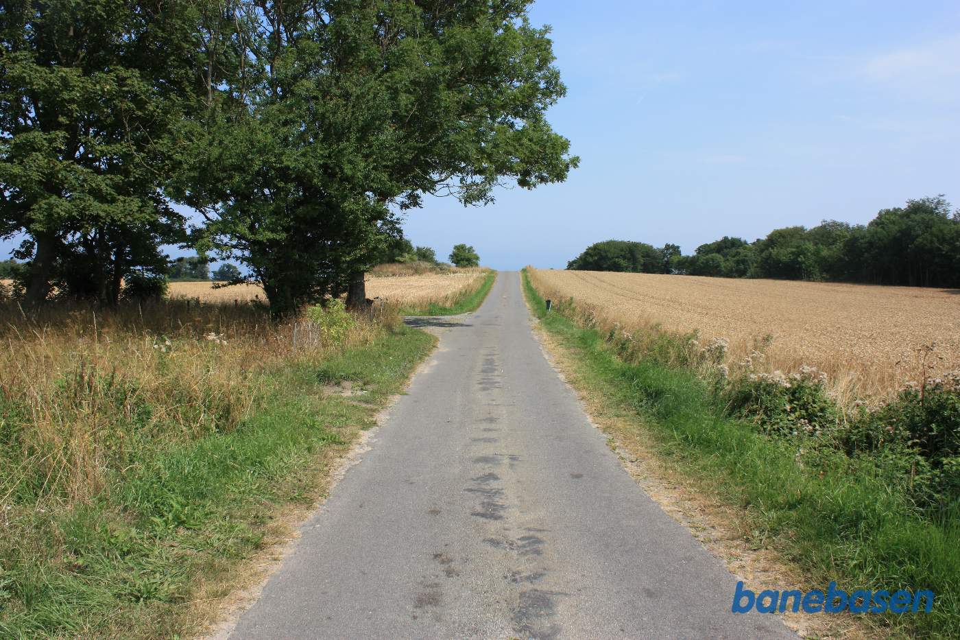 Vi er på Kåsevej hvor banen krydsede over vejen. Humledal station ligger inde til venstre og stationsvejen skimtes lidt længere fremme. Sandvig til venstre og Rønne til højre Vi er på Kåsevej hvor banen krydsede over vejen. Humledal station ligger inde til venstre og stationsvejen skimtes lidt længere fremme. Sandvig til venstre og Rønne til højre