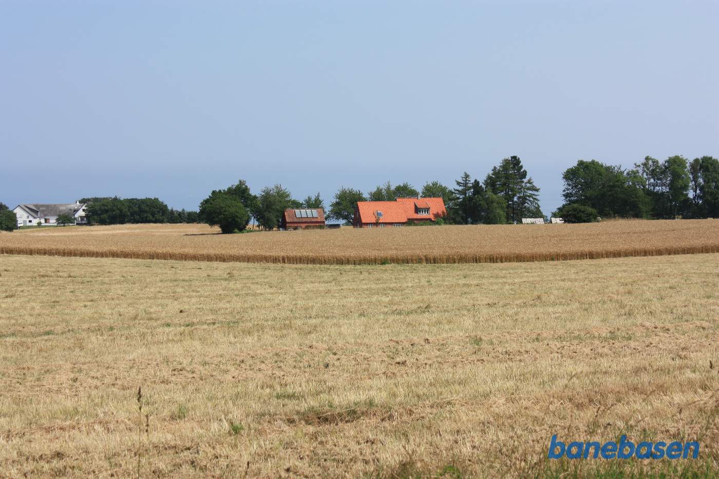 Ude fra Røvej ses stationen i Humledal midt i billedet Ude fra Røvej ses stationen i Humledal midt i billedet