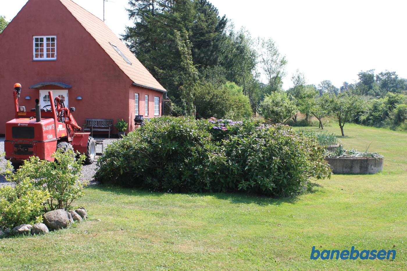 Den røde stationsbygning, sporområdet lå her midt i billedet. Vi ser i retning mod Rønne Den røde stationsbygning, sporområdet lå her midt i billedet. Vi ser i retning mod Rønne