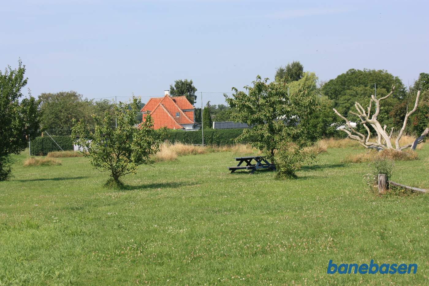 Vi kigger ind på stationsområdet. Stationsbygningen med rødt tag, ses midt i billedet. Sporene lå til højre for stationsbygningen, Vi ser i retning mod Sandvig Vi kigger ind på stationsområdet. Stationsbygningen med rødt tag, ses midt i billedet. Sporene lå til højre for stationsbygningen, Vi ser i retning mod Sandvig