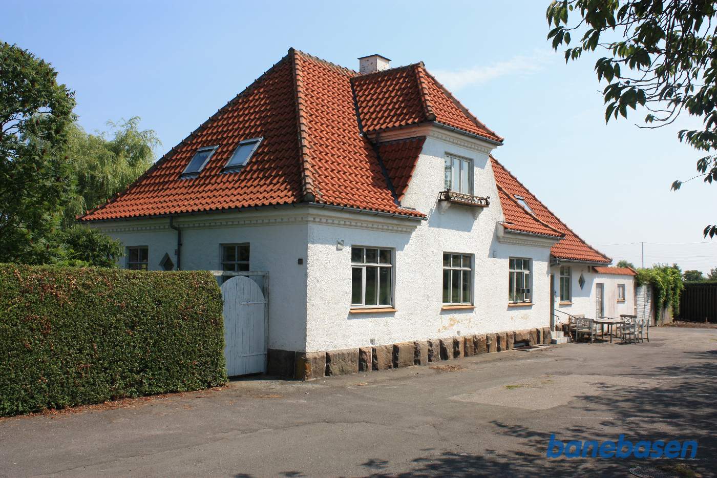 Stationsbygningen set fra vejen Stationsbygningen set fra vejen