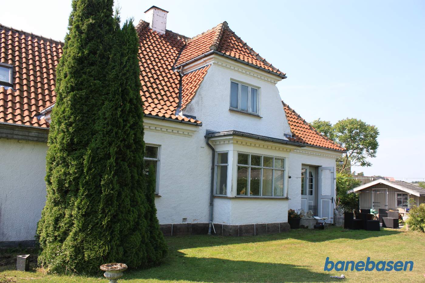 Stationsbygningen set fra banen