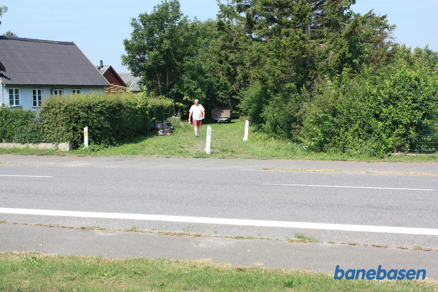 Vi står på stationsområdet og kigger mod Sandvig. De næste 250 meter er købt af husejeren på billedet, der viste fotografen rundt Vi står på stationsområdet og kigger mod Sandvig. De næste 250 meter er købt af husejeren på billedet, der viste fotografen rundt