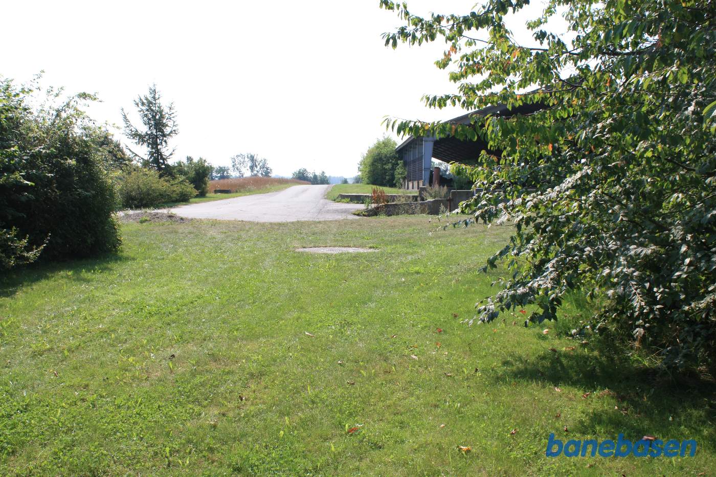 Vi står, hvor banestien starter og kigger mod Rønne Vi står, hvor banestien starter og kigger mod Rønne