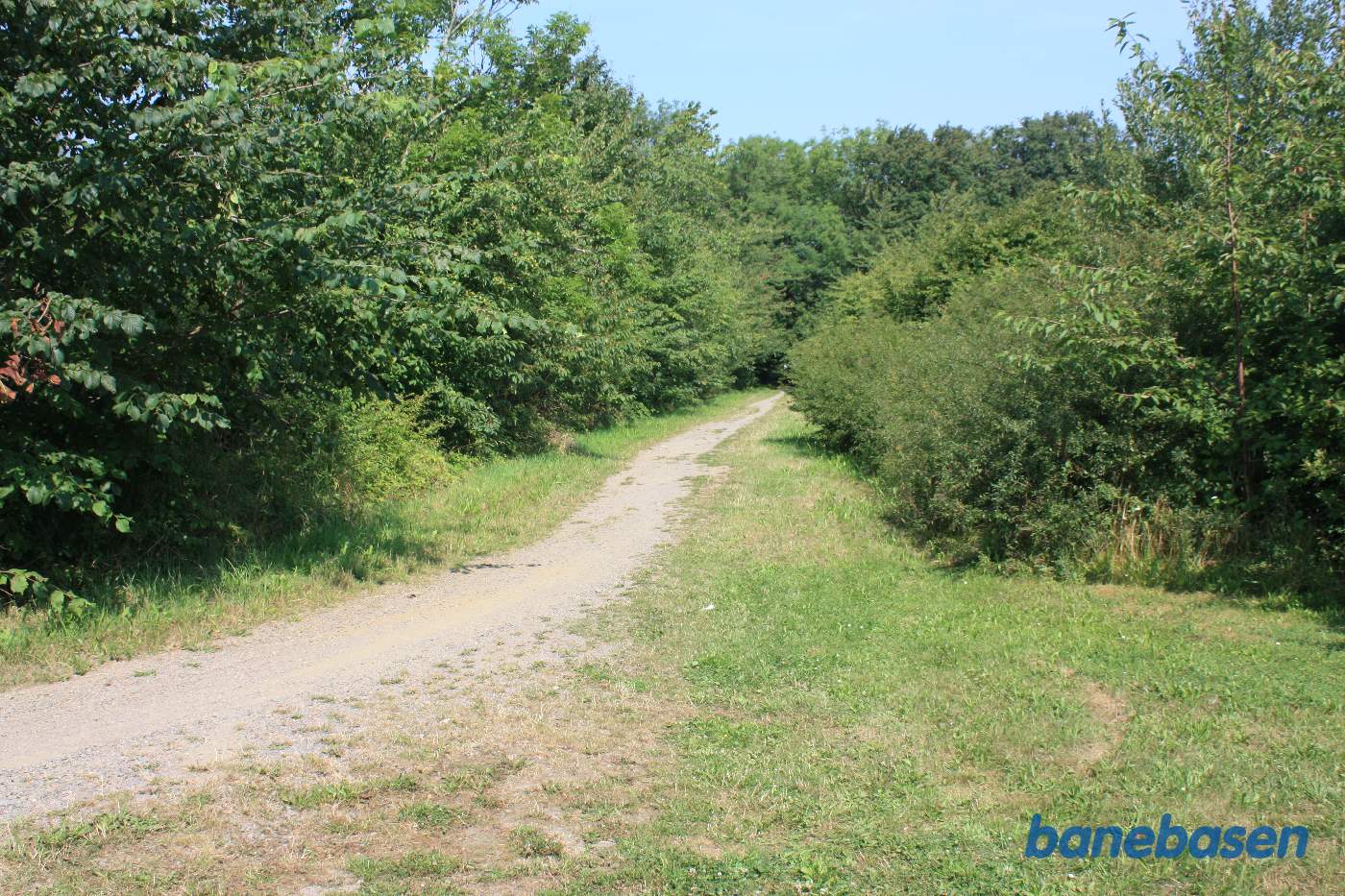Vi står, hvor banestien starter og kigger mod Sandvig Vi står, hvor banestien starter og kigger mod Sandvig