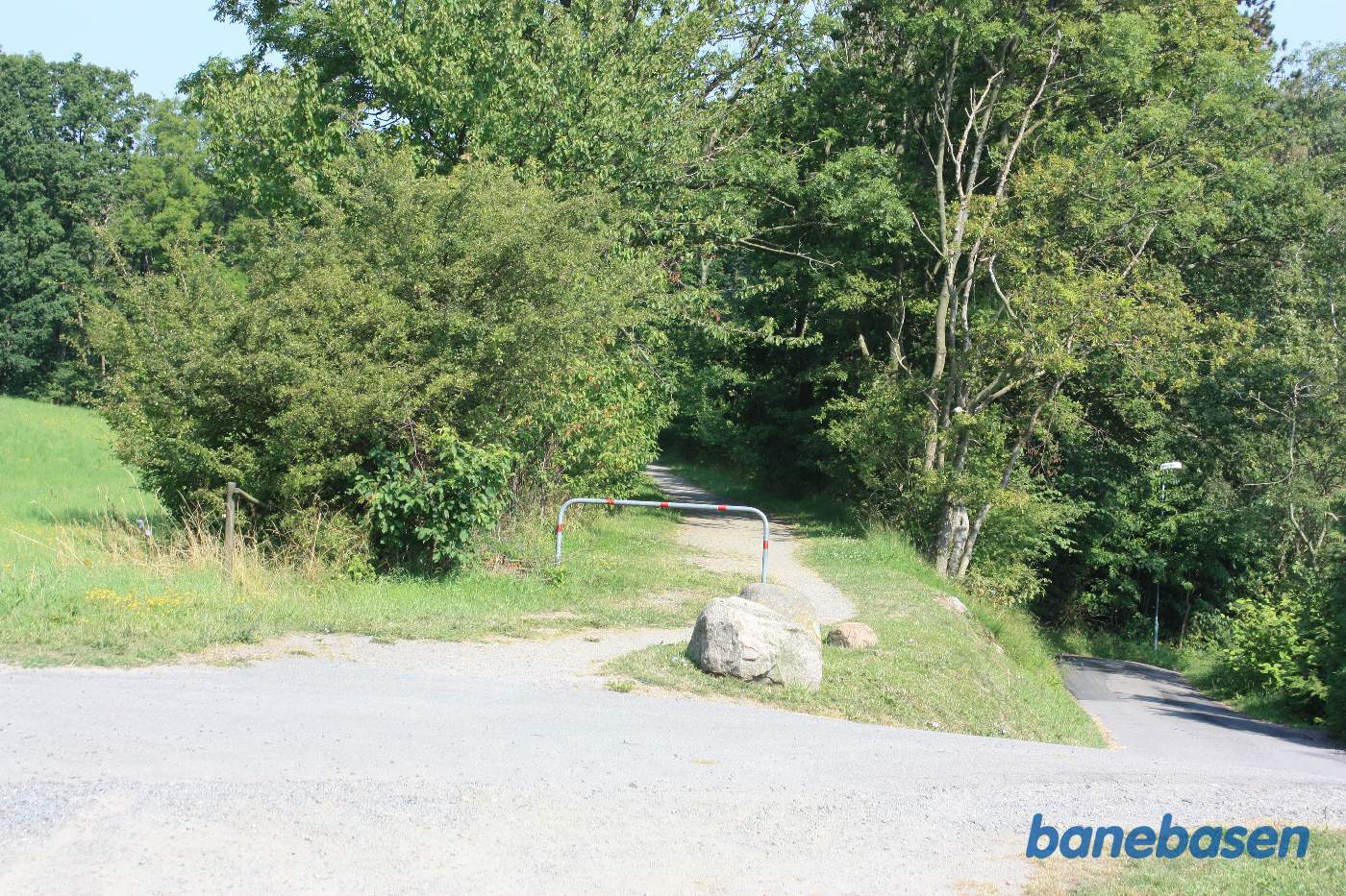 Vi er på banestien og kigger mod Sandvig Vi er på banestien og kigger mod Sandvig