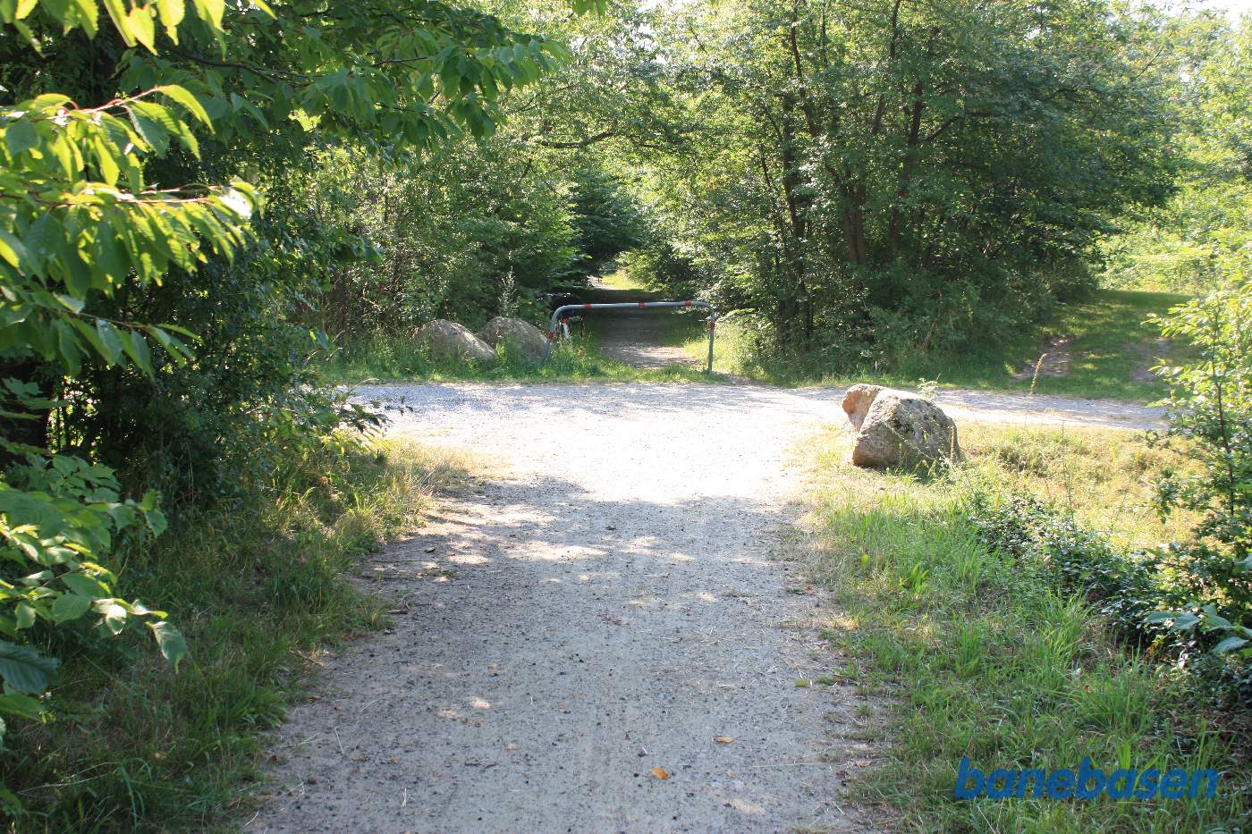 Vi er på banestien ved Klinteløkken og kigger mod Rønne Vi er på banestien ved Klinteløkken og kigger mod Rønne