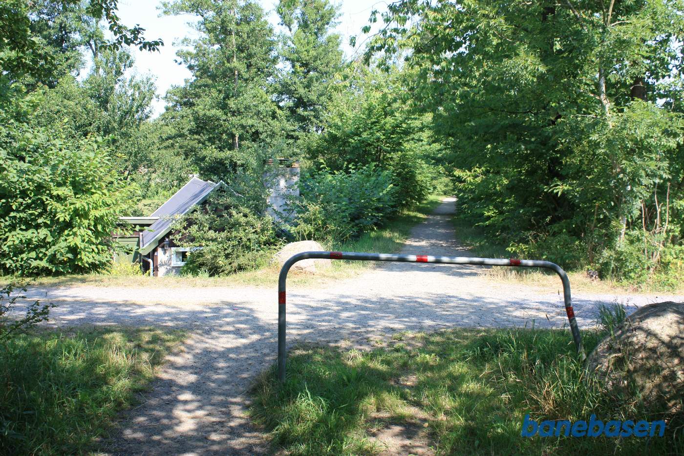 Vi er på banestien ved Klinteløkken og kigger mod Sandvig Vi er på banestien ved Klinteløkken og kigger mod Sandvig