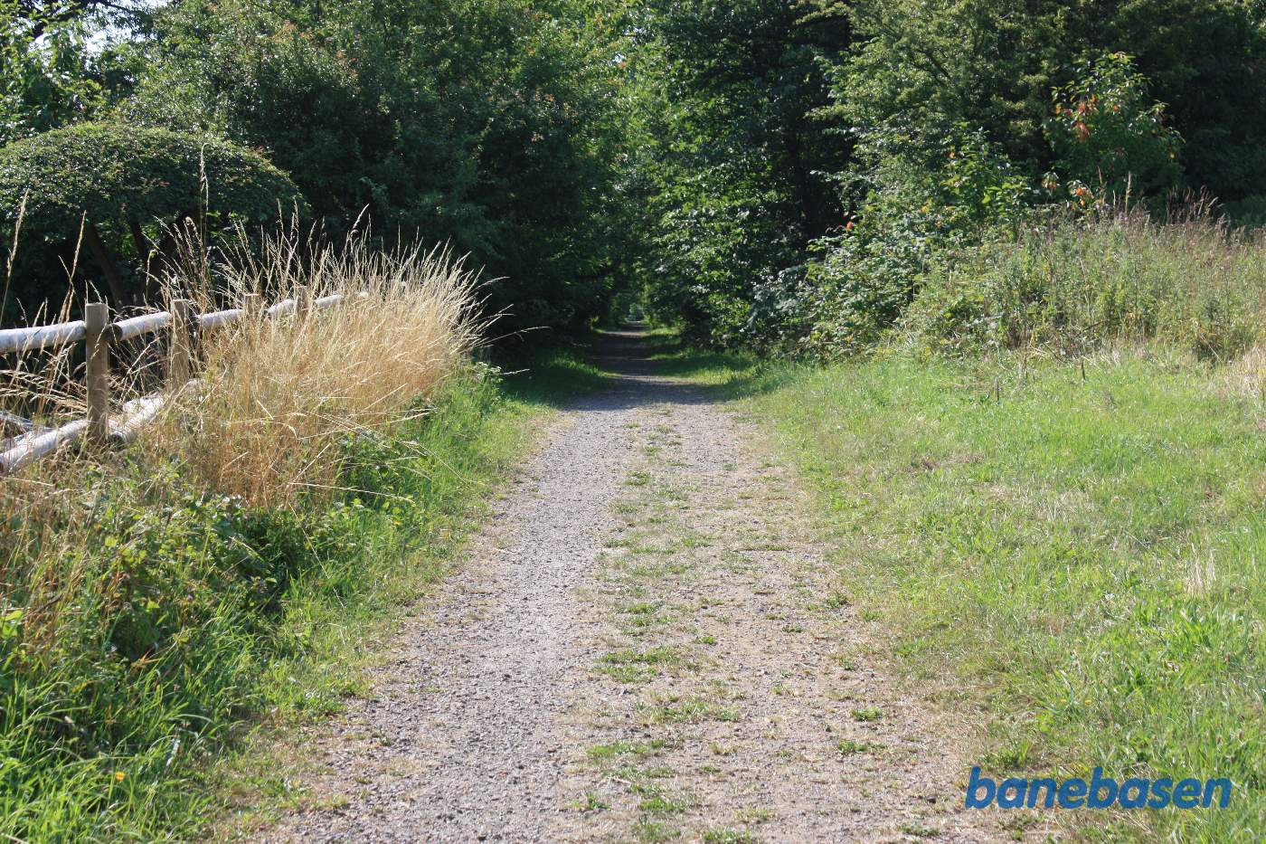 Vi er på banestien, hvor den begynder, og kigger mod Rønne