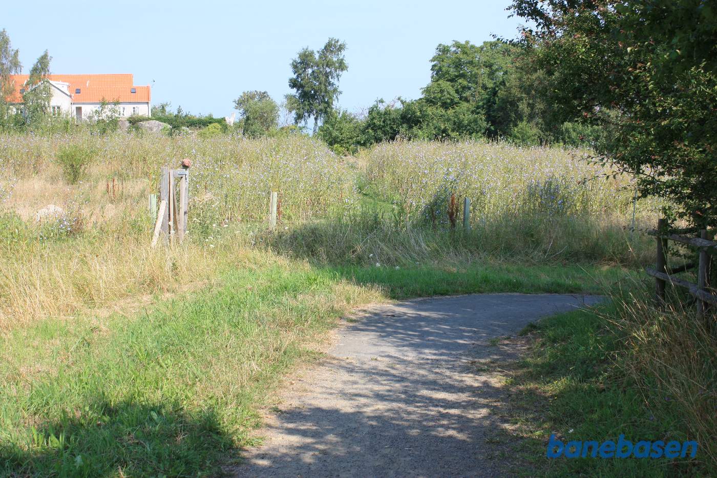 Vi er på banestien, hvor den ender, kigger mod Sandvig
