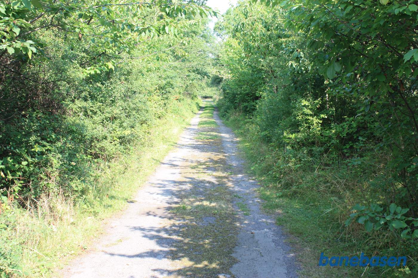 Den gamle banetracé anvendes her som privatvej til nummer 24. Vi ser fra huset mod Sandvig Den gamle banetracé anvendes her som privatvej til nummer 24. Vi ser fra huset mod Sandvig