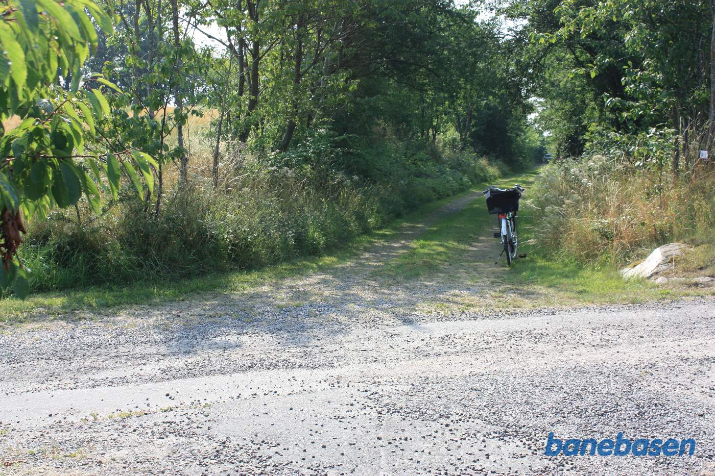 Vi er på Tejnvej og kigger ned ad banetracéen mod Rønne