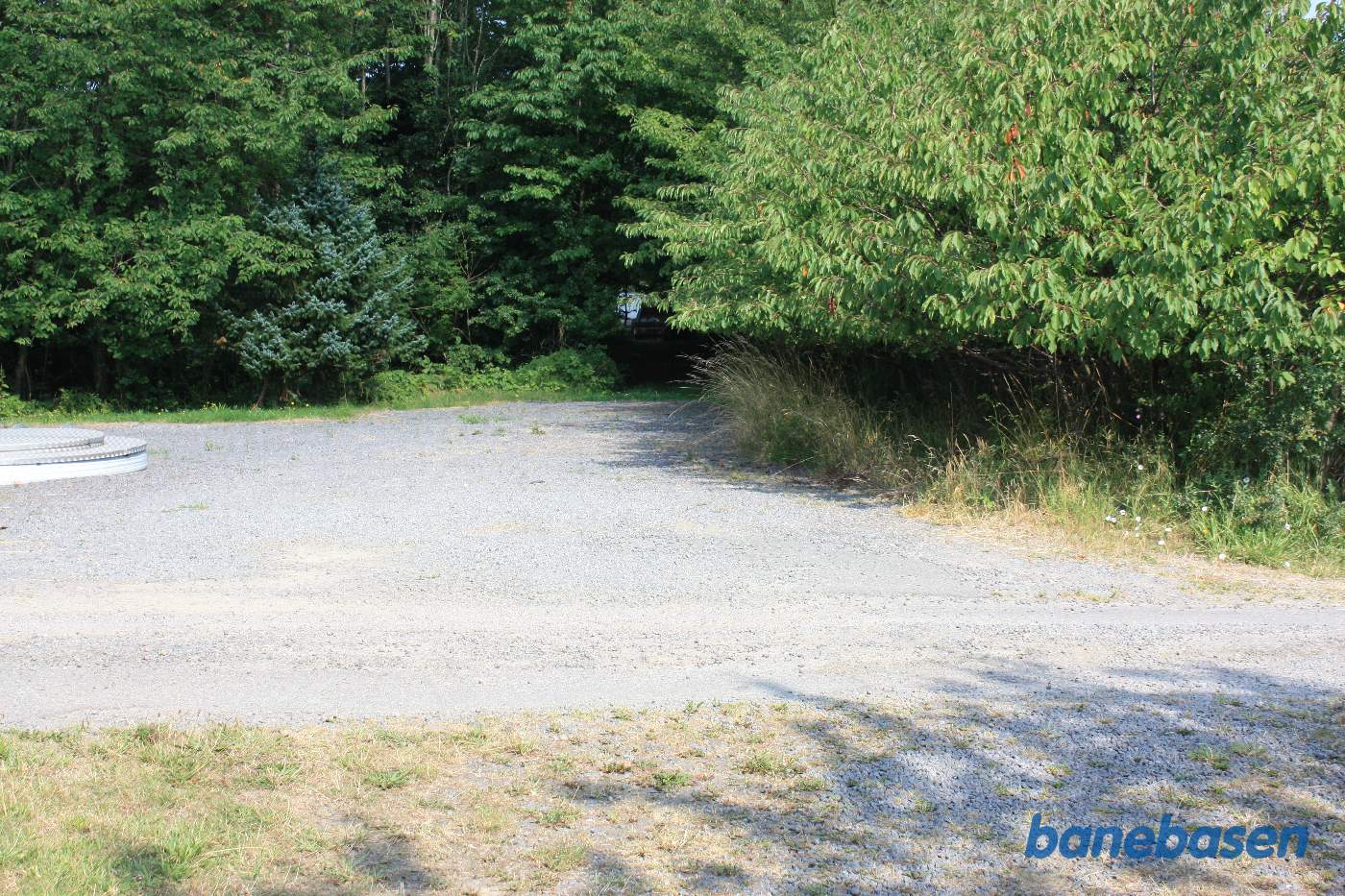 Vi er på Tejnvej og kigger mod Sandvig. Det var muligt at mase sig igennem videre nordpå Vi er på Tejnvej og kigger mod Sandvig. Det var muligt at mase sig igennem videre nordpå