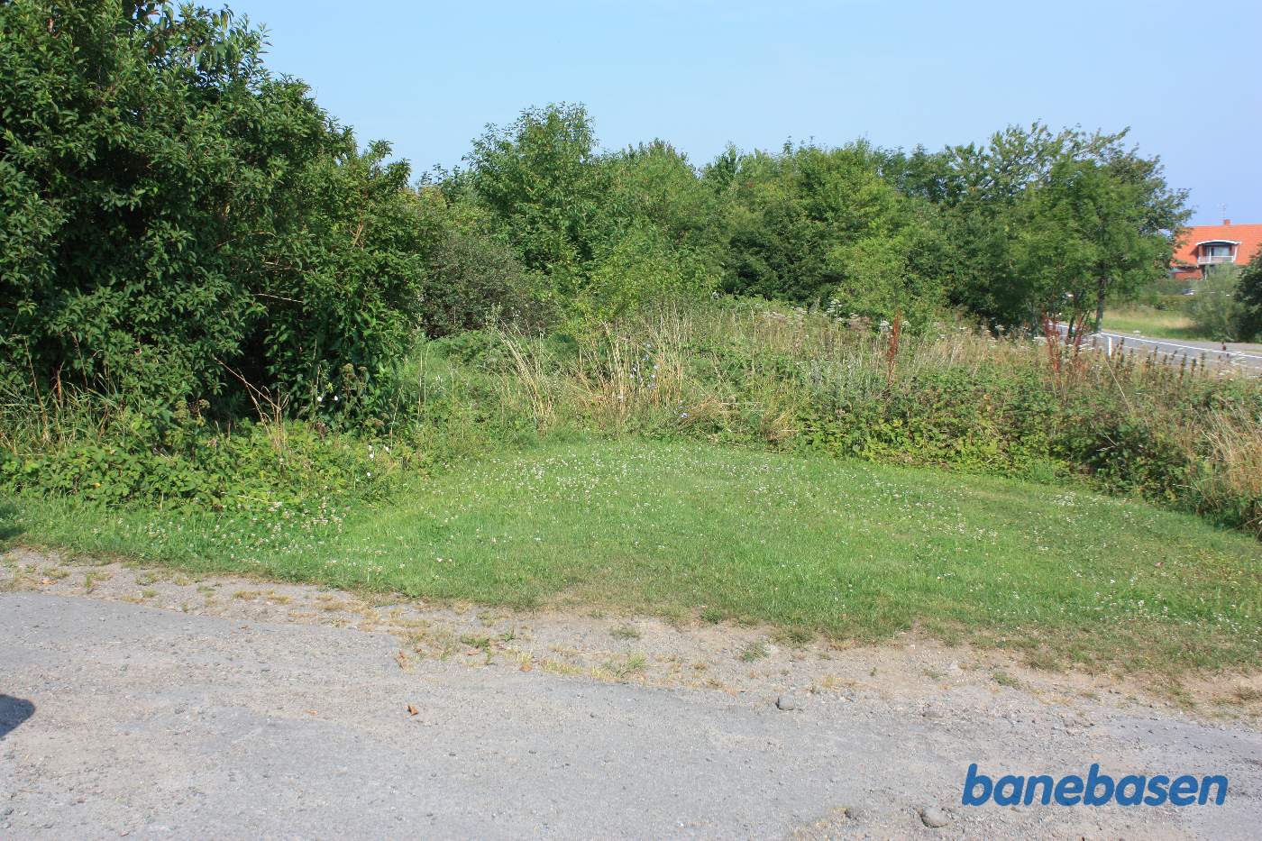 Vi er på Tejnvej og kigger mod Sandvig. Her er banen fuldstændig overgroet Vi er på Tejnvej og kigger mod Sandvig. Her er banen fuldstændig overgroet