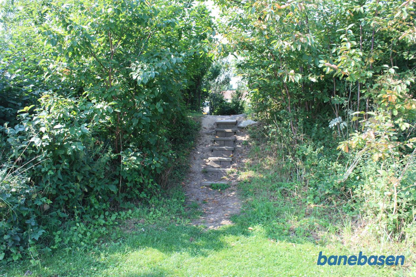 Storløkke Feriepark, på den anden side af banedæmningen, har anlagt en passage op over banedæmningen Storløkke Feriepark, på den anden side af banedæmningen, har anlagt en passage op over banedæmningen