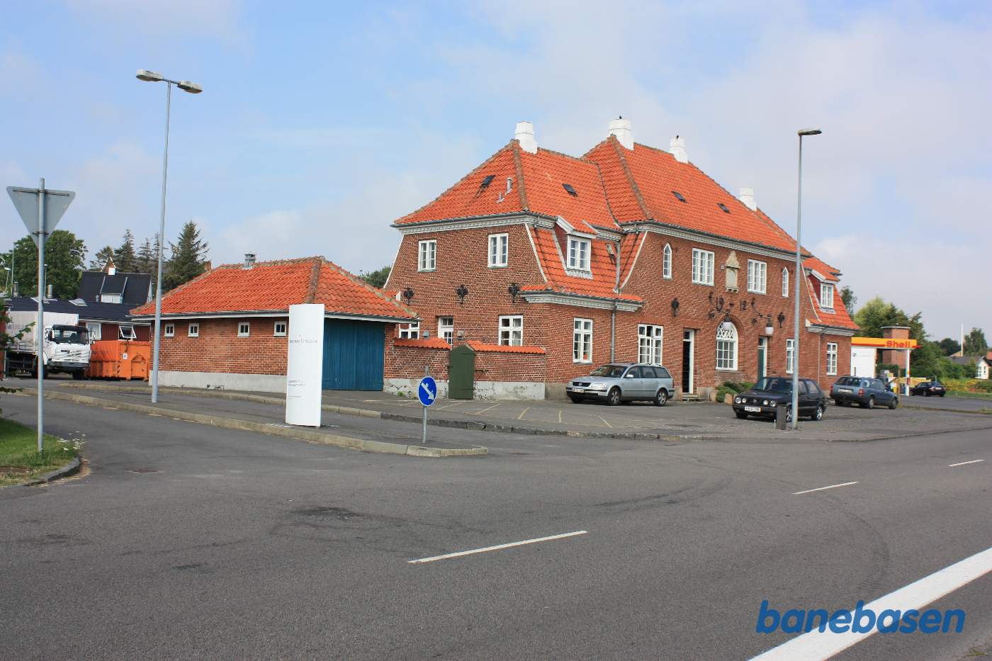 Allinge station set fra vejen