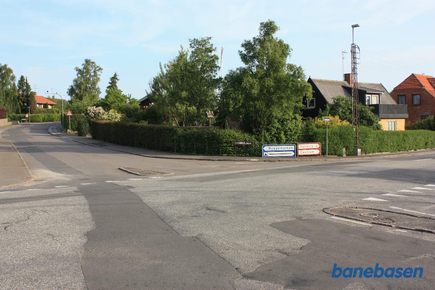 Her krydsede banen Vestergade og Tejnvej og fortsatte midt i billedet mod Sandvig Her krydsede banen Vestergade og Tejnvej og fortsatte midt i billedet mod Sandvig