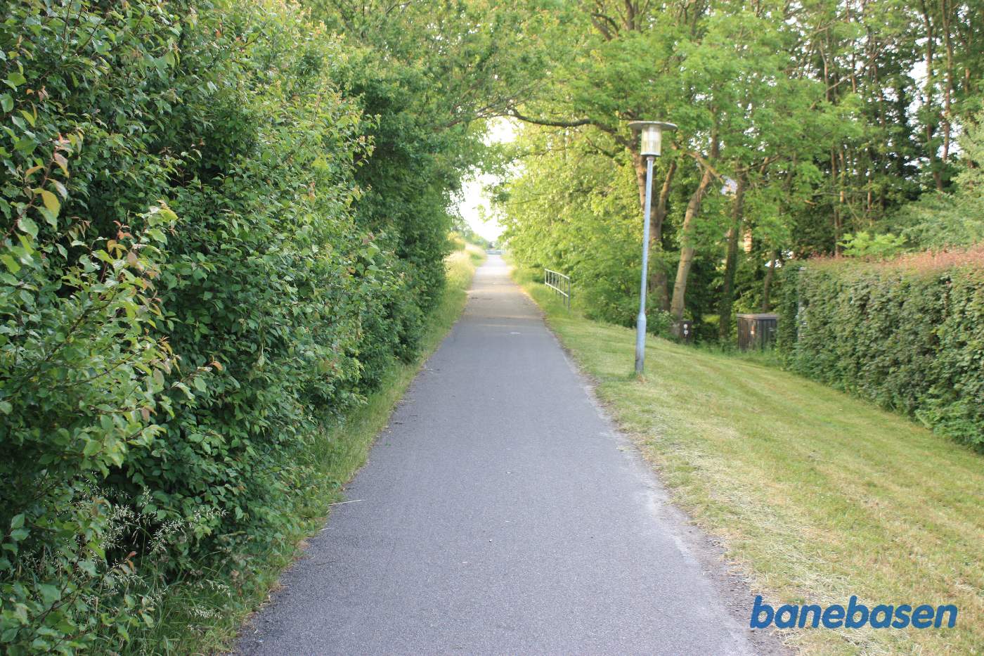 Vi er på banestien lige før Kampeløkke Å, der ses 10 meter længere fremme i retning mod Sandvig