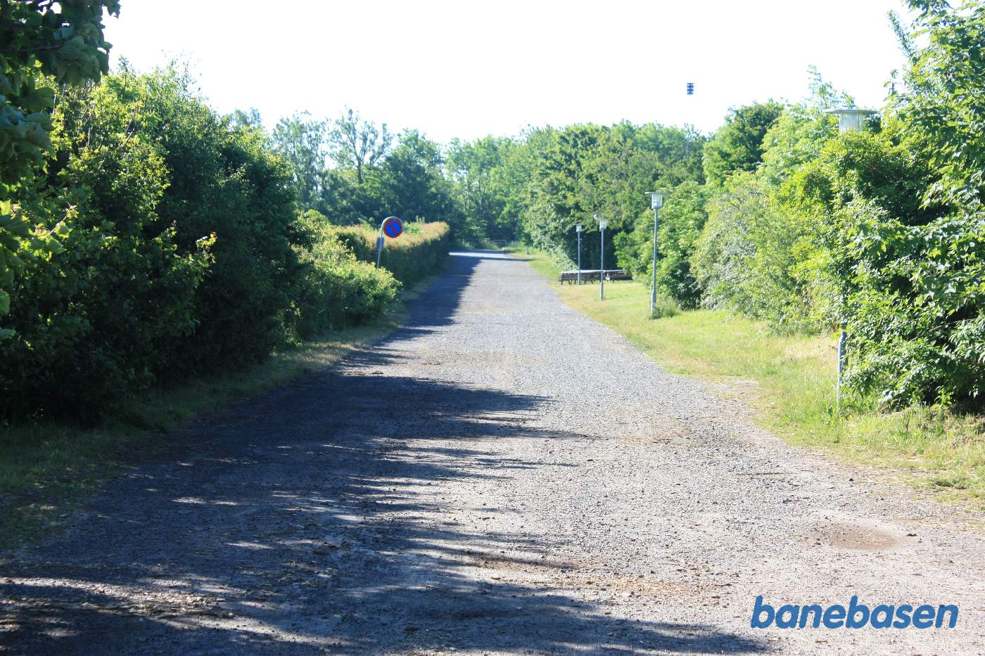 Vi står på Stadionvej, der er anlagt oven på banetracéen, og kigger mod Rønne Vi står på Stadionvej, der er anlagt oven på banetracéen, og kigger mod Rønne