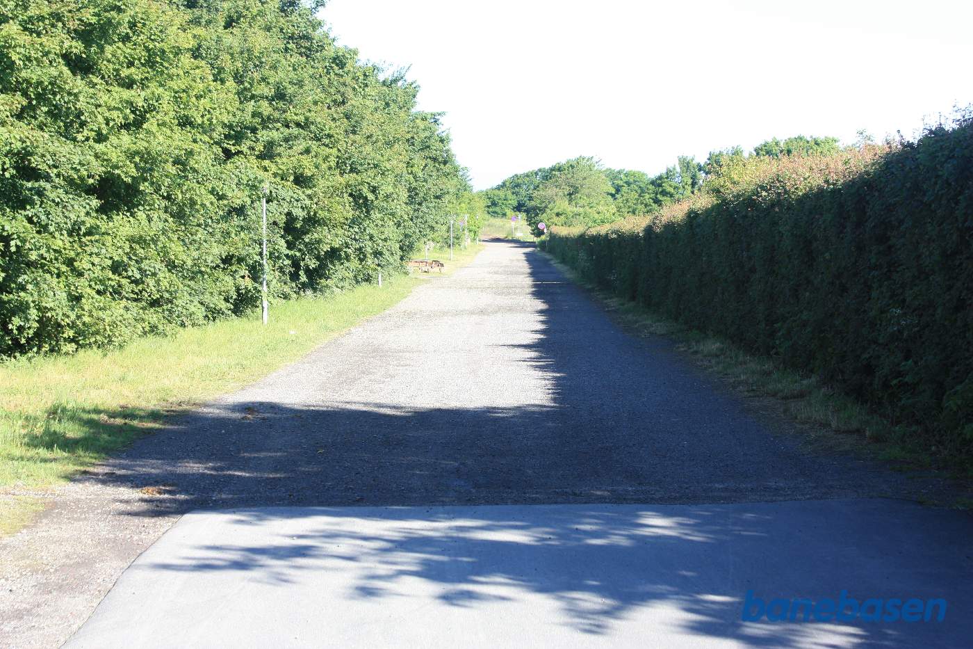 Vi står på Stadionvej, der er anlagt oven på banetracéen, og kigger mod Sandvig Vi står på Stadionvej, der er anlagt oven på banetracéen, og kigger mod Sandvig