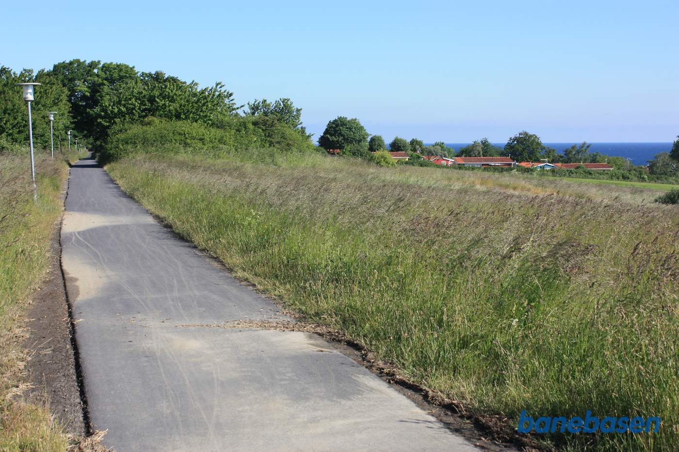 Vi kører på banestien i retning mod Sandvig med flot udsigt ud over Østersøen Vi kører på banestien i retning mod Sandvig med flot udsigt ud over Østersøen