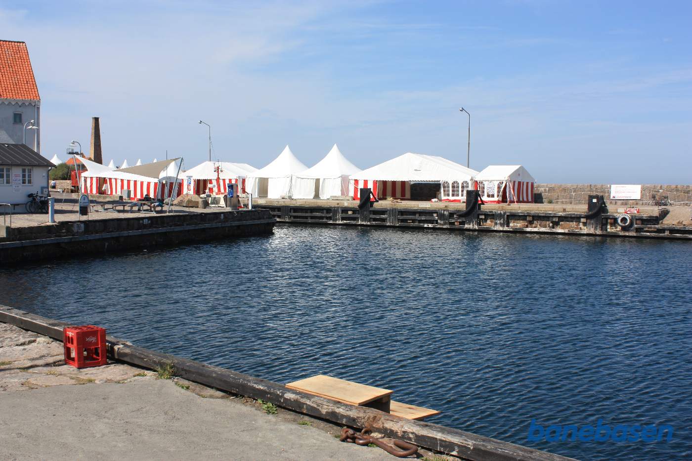 Vi er på havnen i Allinge og kigger på kajen, hvor der var 2 jernbanespor Vi er på havnen i Allinge og kigger på kajen, hvor der var 2 jernbanespor