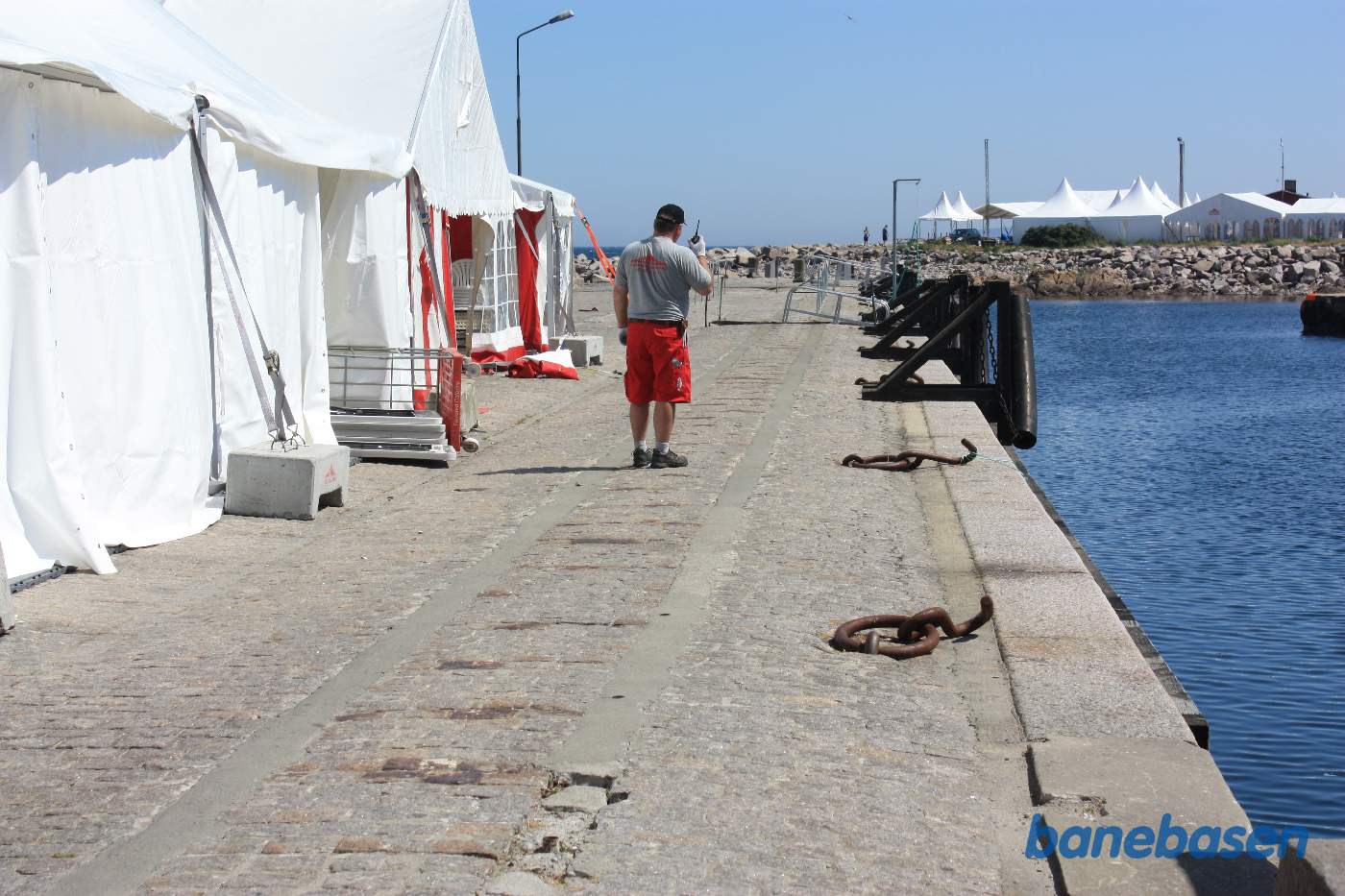 Kajen med havnesporene. Man kan se rasterne af, hvor skinnerne har ligget i brolægningen Kajen med havnesporene. Man kan se rasterne af, hvor skinnerne har ligget i brolægningen