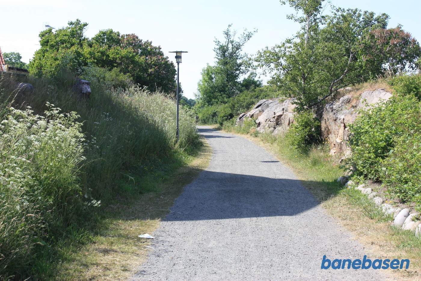 Vi er på havnesporet og kigger i retning mod Sandvig Vi er på havnesporet og kigger i retning mod Sandvig