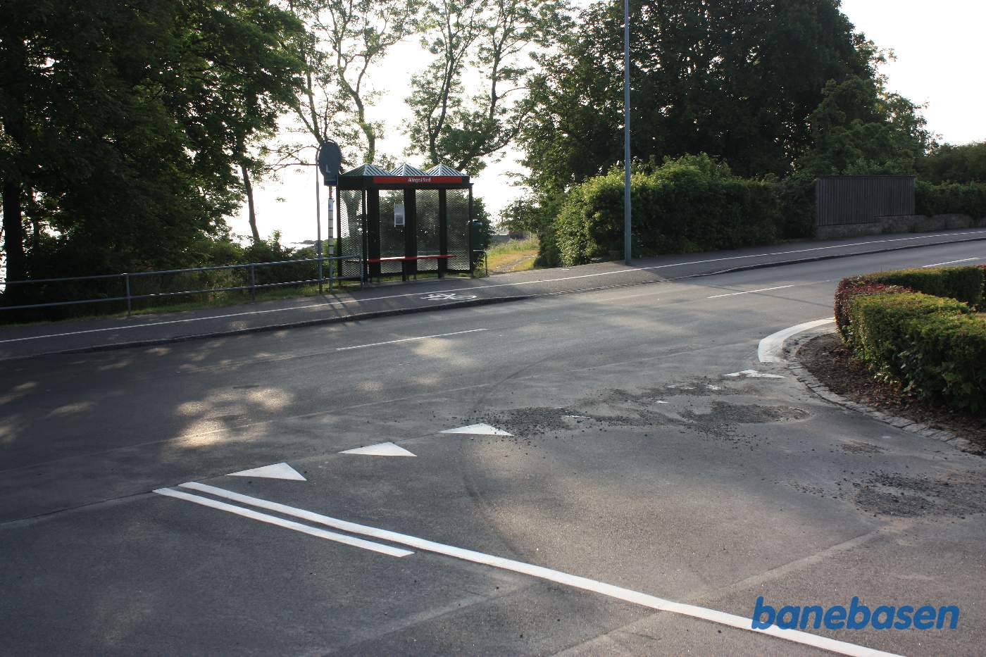 Her krydsede banen over Strandvejen, vi ser i retning mod havnen Her krydsede banen over Strandvejen, vi ser i retning mod havnen