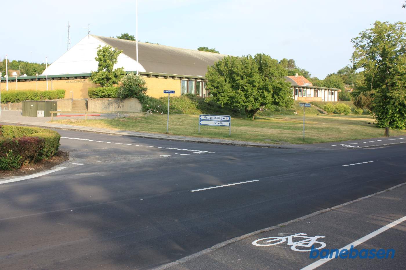 Her krydsede banen over Strandvejen, vi ser i retning mod Sandvig Her krydsede banen over Strandvejen, vi ser i retning mod Sandvig