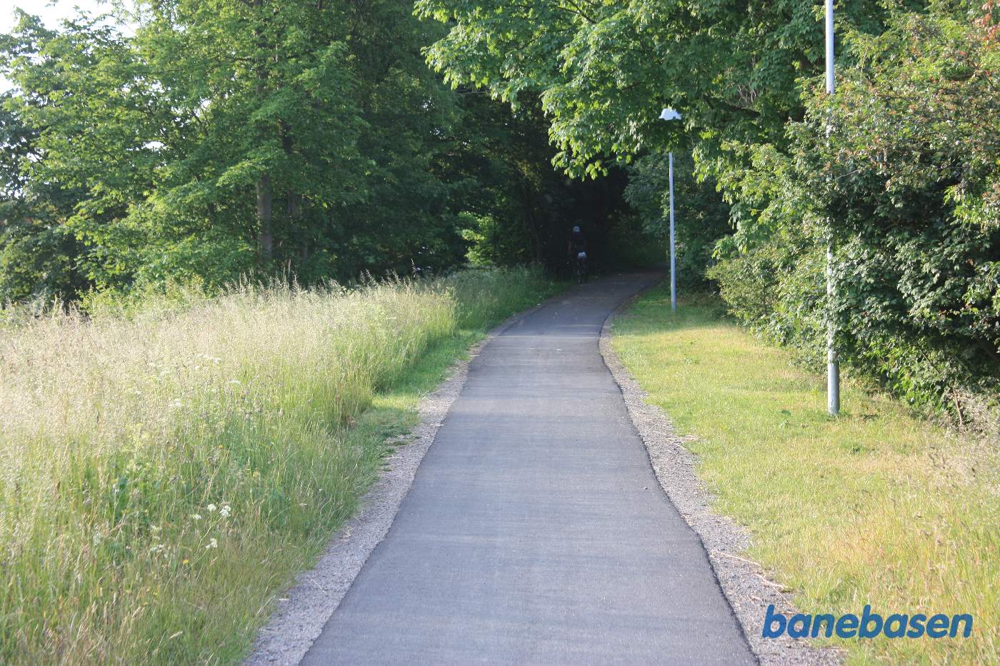 Her grenede havnebanen fra hovedsporet. Havnebanen til venstre og strækningen mod Rønne til højre Her grenede havnebanen fra hovedsporet. Havnebanen til venstre og strækningen mod Rønne til højre