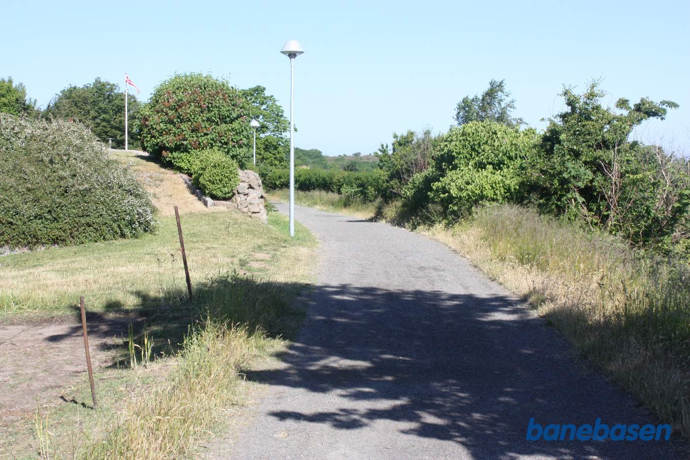 Vi er på banestien og kigger rundt i kurven mod Sandvig Vi er på banestien og kigger rundt i kurven mod Sandvig