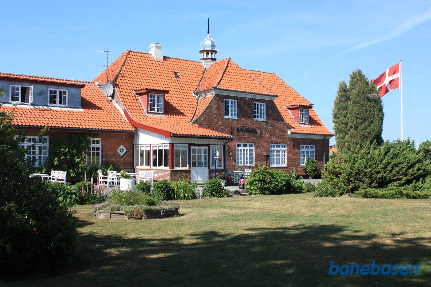 Stationsbygningen set fra banen