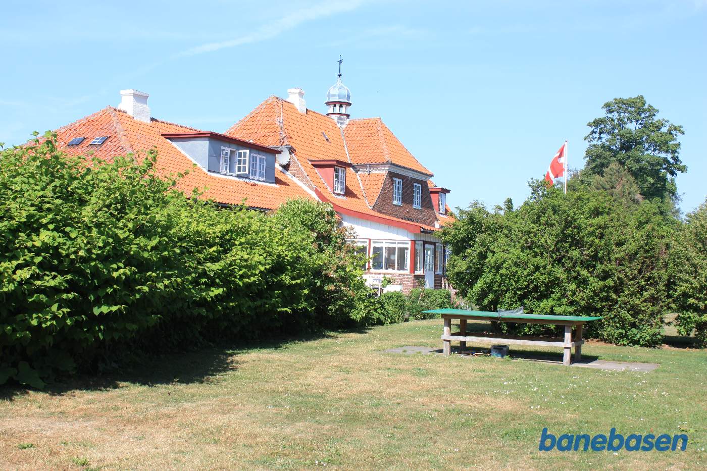 Stationsbygningen set fra banen Stationsbygningen set fra banen