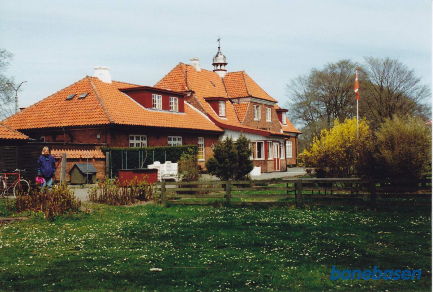 Stationsbygningen set fra banen