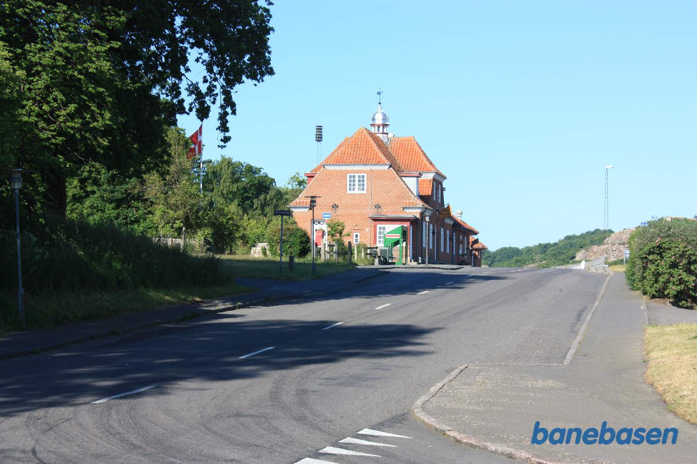 Stationsbygningen set fra vejen
