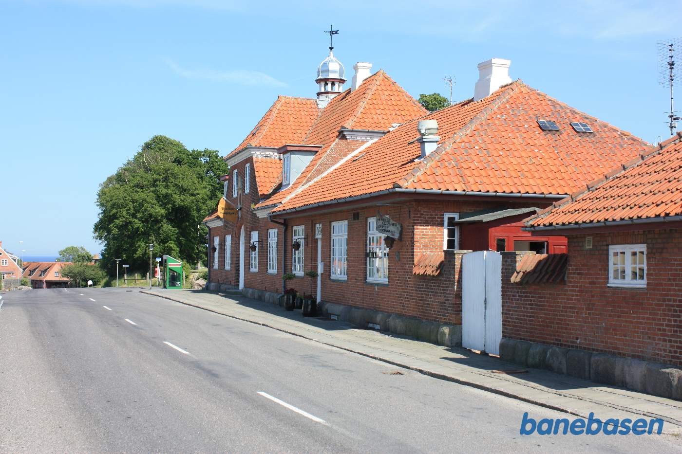 Stationsbygningen set fra vejen Stationsbygningen set fra vejen