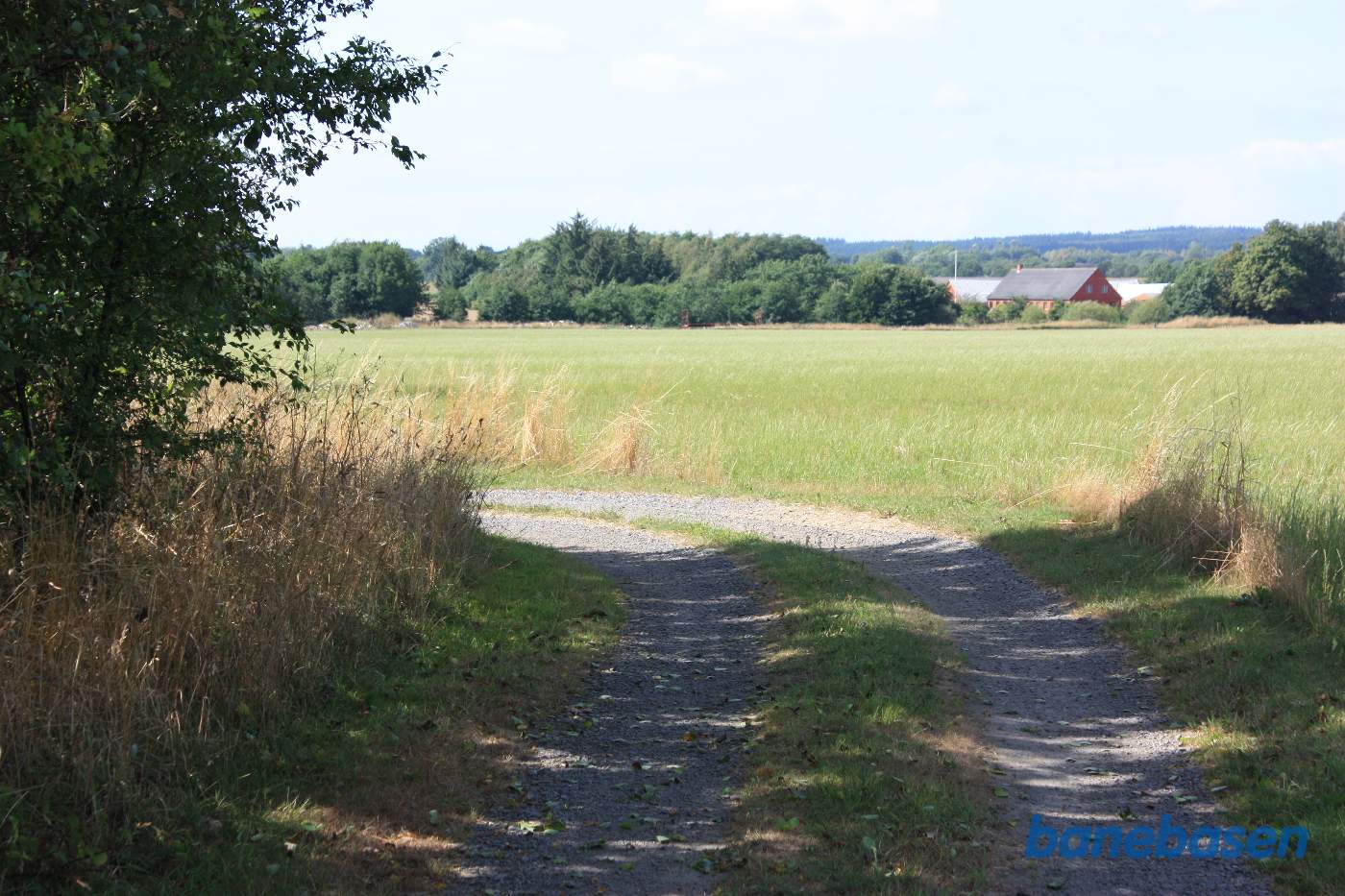 Vi kigger ud over marken, hvor banen til Almindingen gik fra i en stor bue ud over marken til højre. Banen til Rønne gik lige ud