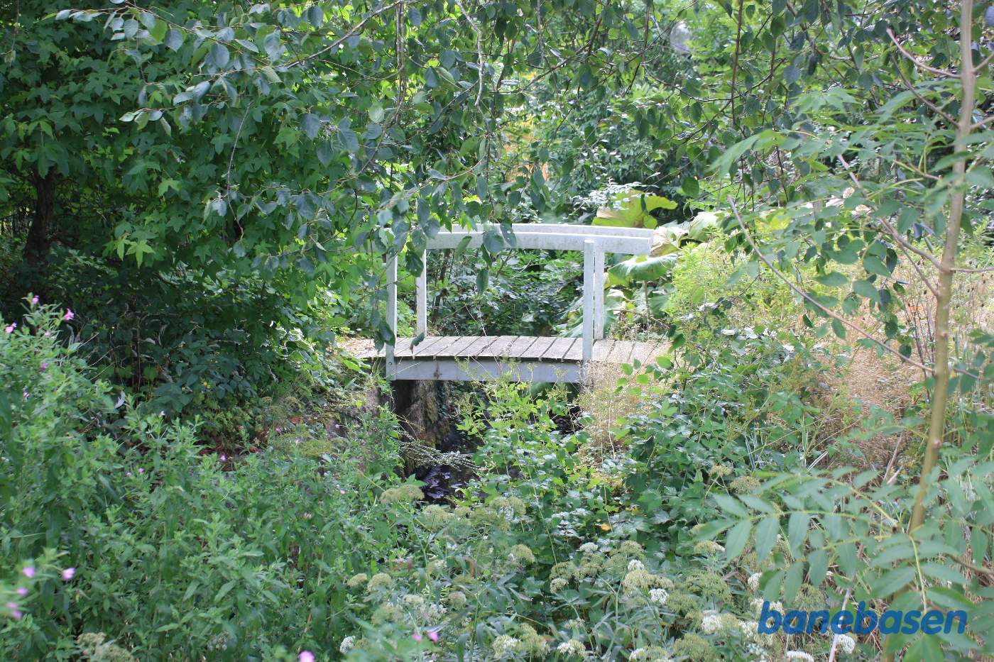 Inde i haven finder vi denne søde lille bro, men stenfundamentet viser, at banen gik her