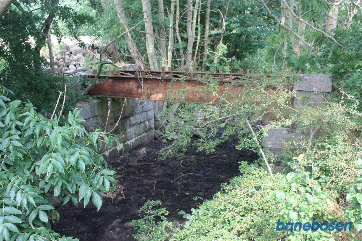 Vi står ved broen over Læså. Gudhjem til venstre og Aakirkeby til højre