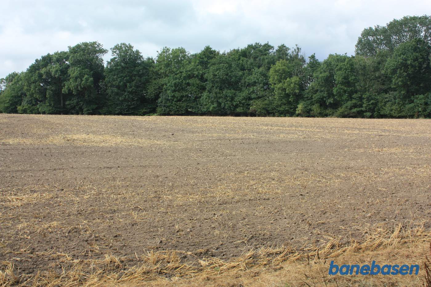 Vi står ved broen over Læså og kigger over marken , hvor banen gik midt i billedet. Vi ser mod Gudhjem Vi står ved broen over Læså og kigger over marken , hvor banen gik midt i billedet. Vi ser mod Gudhjem