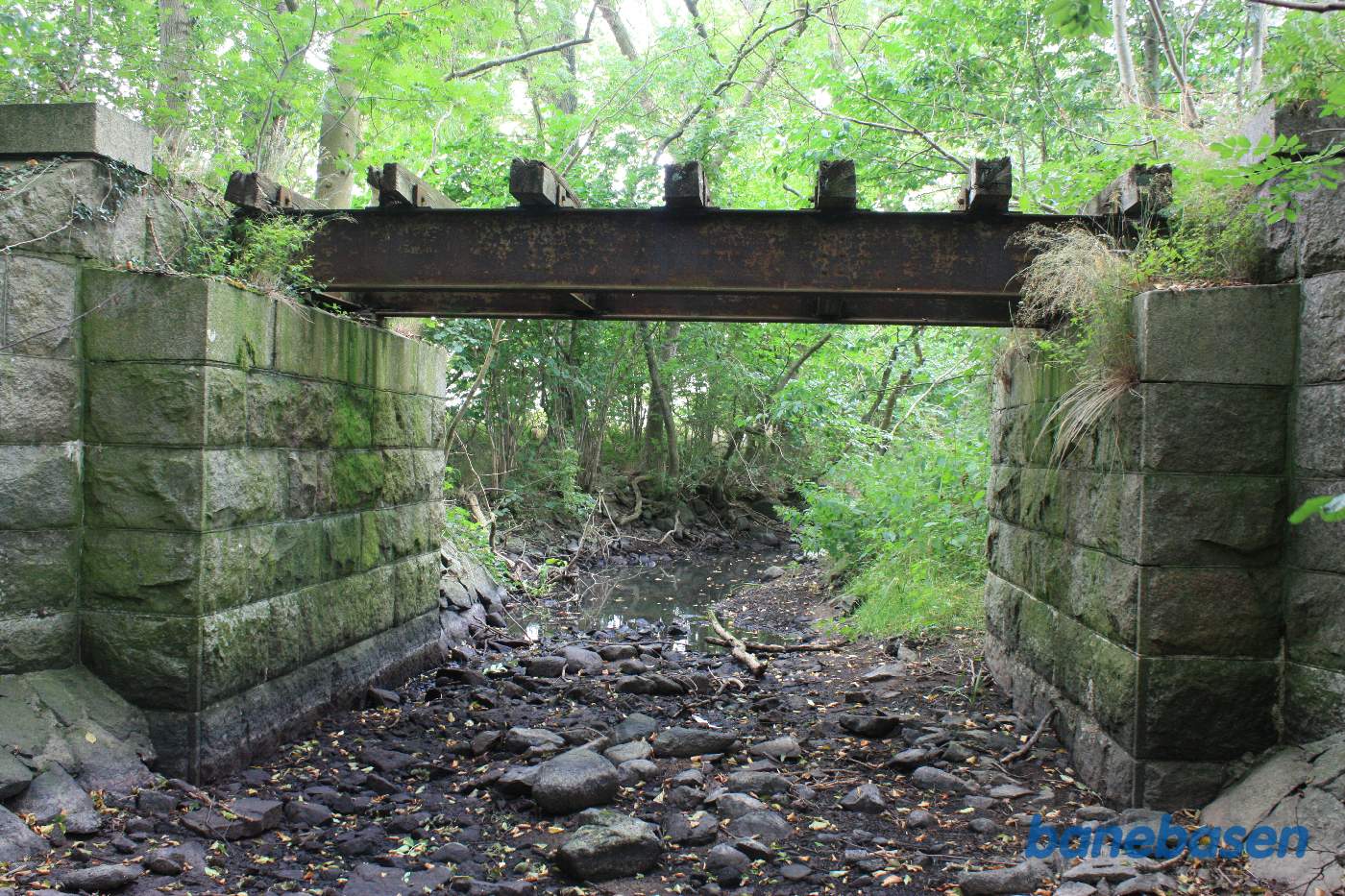 Vi ser broen over Læså nede fra åen, Aakirkeby til venstre og Gudhjem til højre