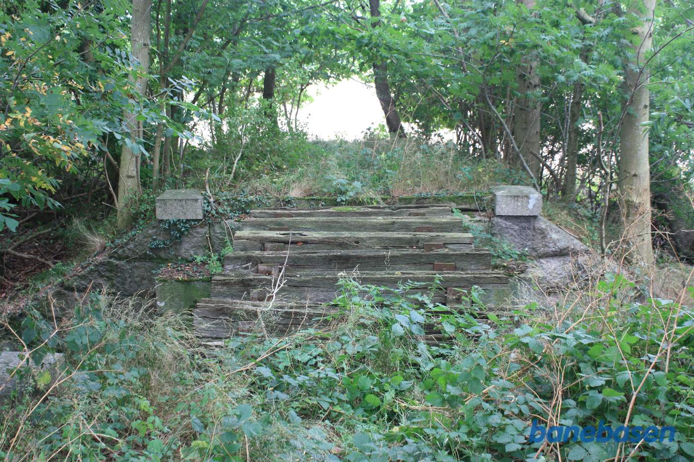 Vi kigger hen over broen over Læså i retning mod Aakirkeby