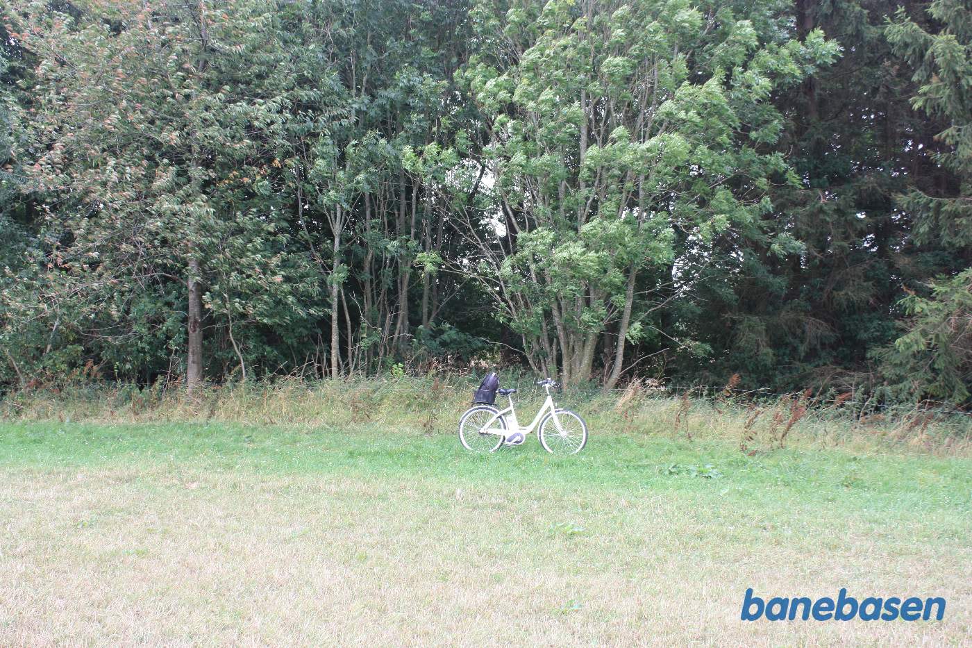 Vi står på marken og kigger ind mod trærækken mellem markerne, hvor Læså løber. Cyklen markerer hvor banen gik. Vi kigger mod Aakirkeby Vi står på marken og kigger ind mod trærækken mellem markerne, hvor Læså løber. Cyklen markerer hvor banen gik. Vi kigger mod Aakirkeby