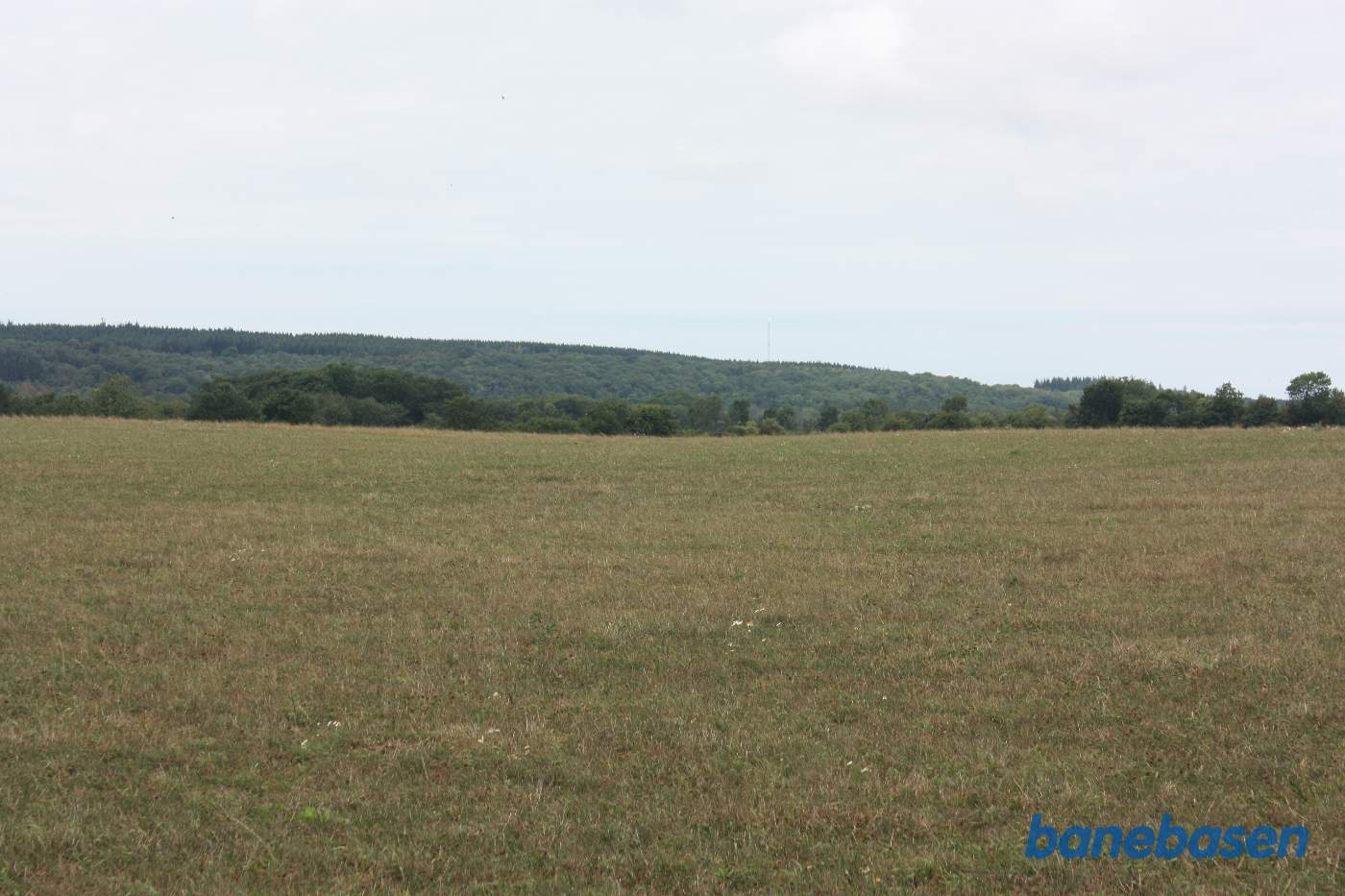 Vi står på marken med ryggen til trærækken mellem markerne hvor Læså løber. Banen gik midt i billedet. Vi kigger mod Gudhjem Vi står på marken med ryggen til trærækken mellem markerne hvor Læså løber. Banen gik midt i billedet. Vi kigger mod Gudhjem
