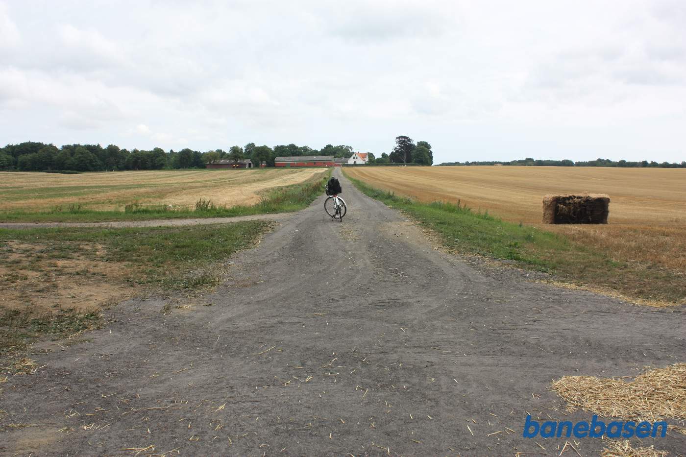 Vi er på Almindingsvej. Cyklen markerer, hvor banen gik. Gudhjem og Vallensgaard trinbræt til venstre og Aakirkeby til højre Vi er på Almindingsvej. Cyklen markerer, hvor banen gik. Gudhjem og Vallensgaard trinbræt til venstre og Aakirkeby til højre