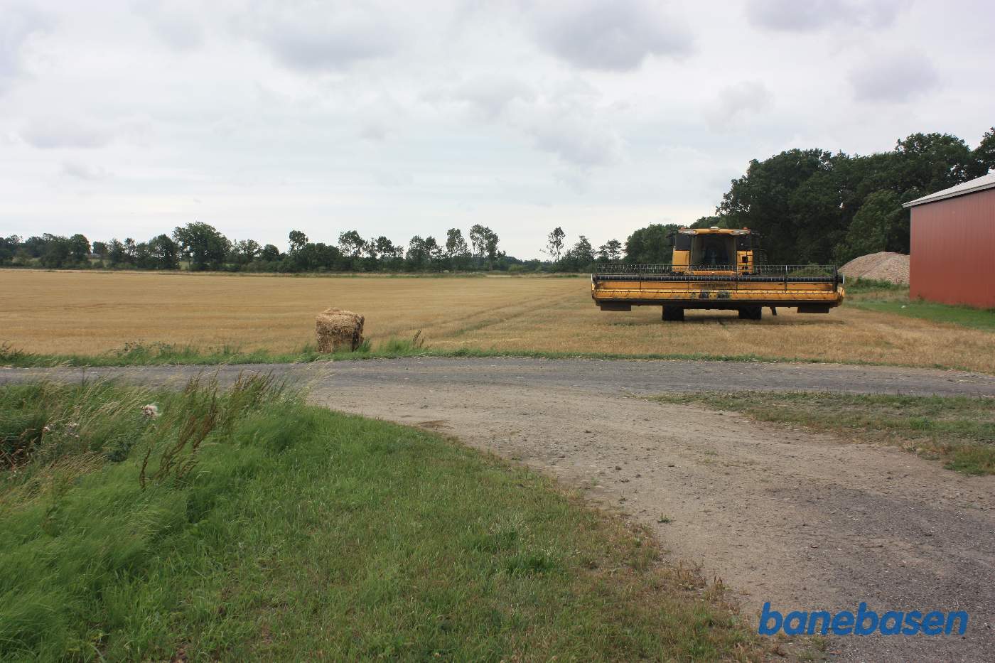 Vi står på Vallensgaard trinbræt og kigger mod Aakirkeby Vi står på Vallensgaard trinbræt og kigger mod Aakirkeby